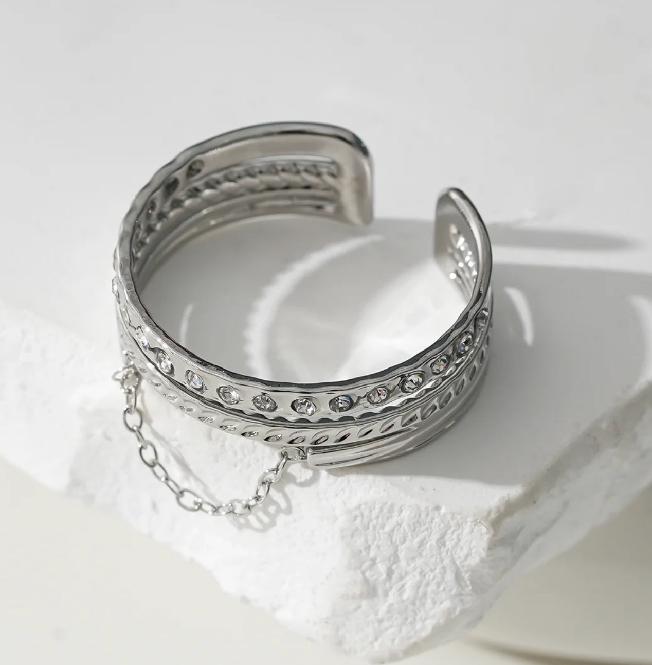 Bague Argentée Triple Bandes Strass Avec Chaîne