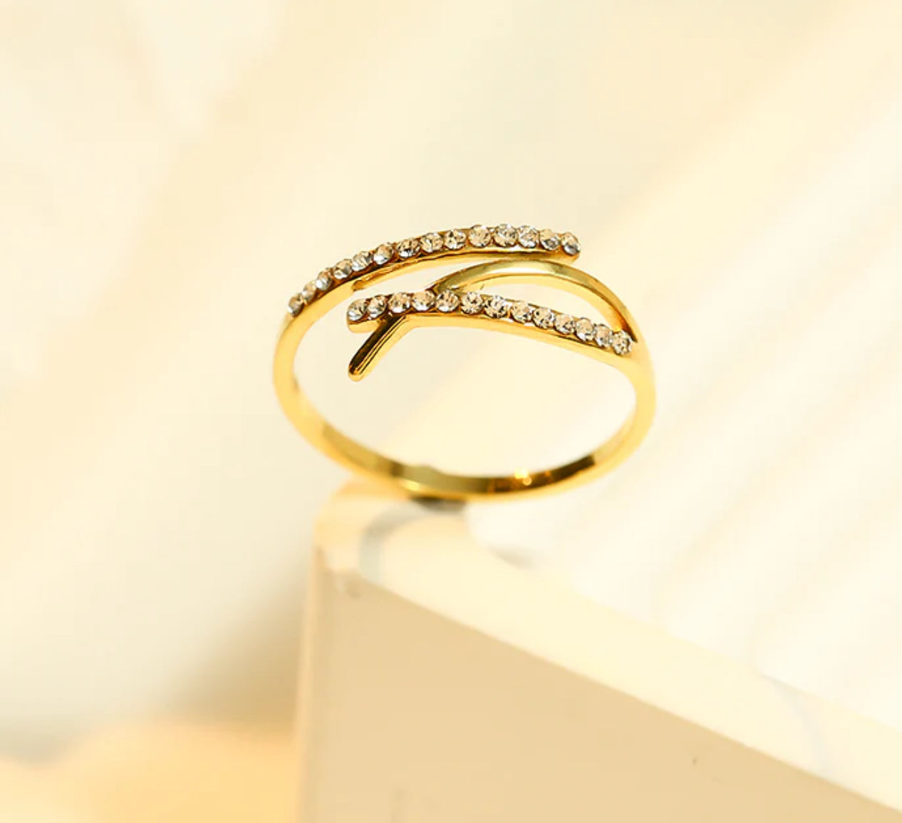Bague Dorée Ligne Croisée Avec Strass