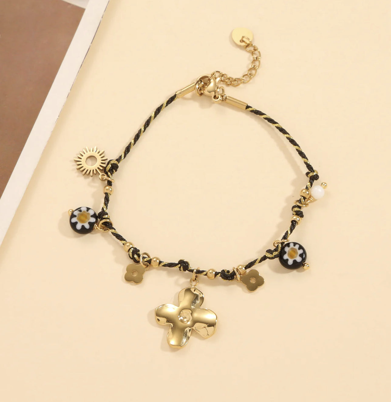 Bracelet Doré Fil Noir Et Doré Avec Multi Breloques Fleurs Et Soleil