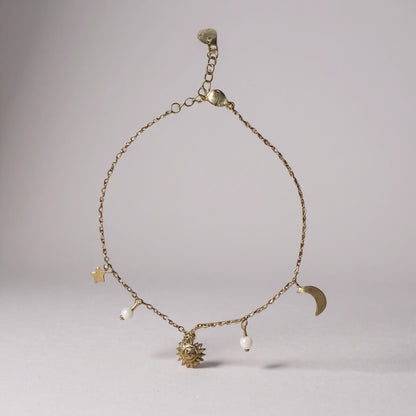 Chaîne de cheville dorée avec pendentifs