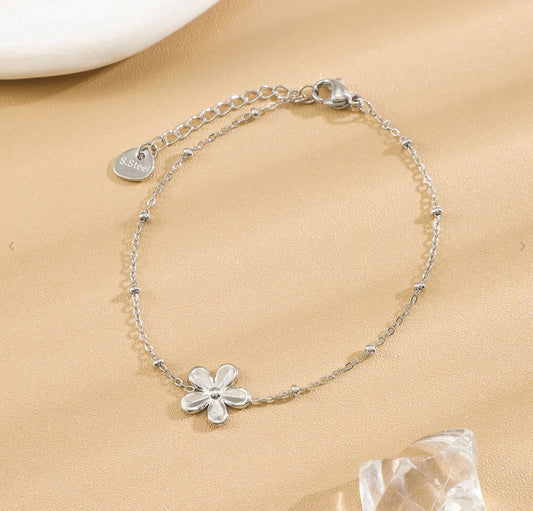 Bracelet fin en chaîne argentée fleur