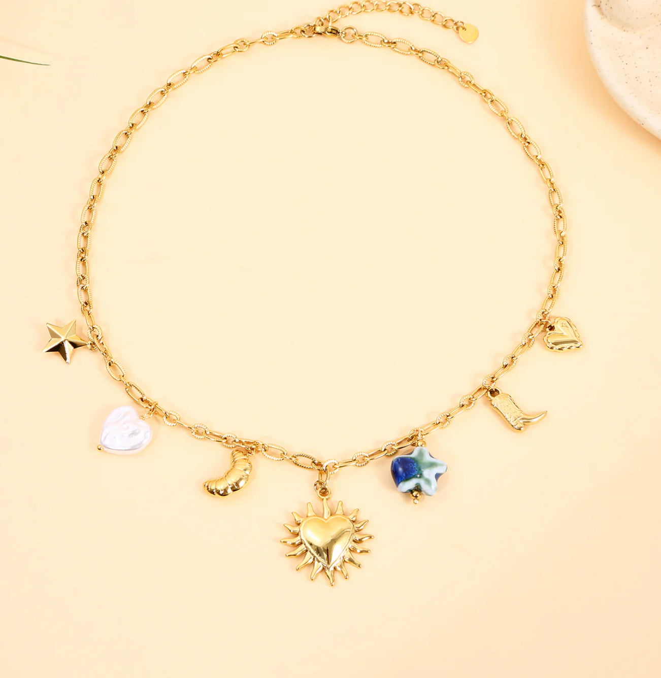Collier Chaîne Dorée Symboles Cosmiques Et Cœur Ensoleillé