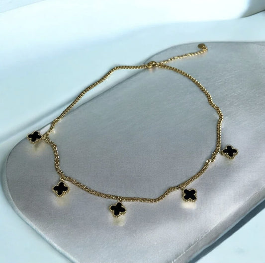 Collier ras du cou dorĂ© trĂšfle noir